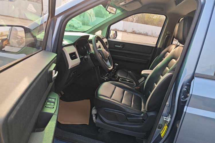 Used Wuling Hongguang PLUS 2020 1.5L Manual Comfort 7-Seater Driver Seat