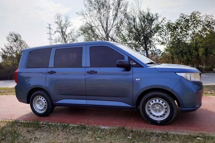 Used Wuling Hongguang PLUS 2020 1.5L Manual Standard Edition 5 Seats Exterior 2