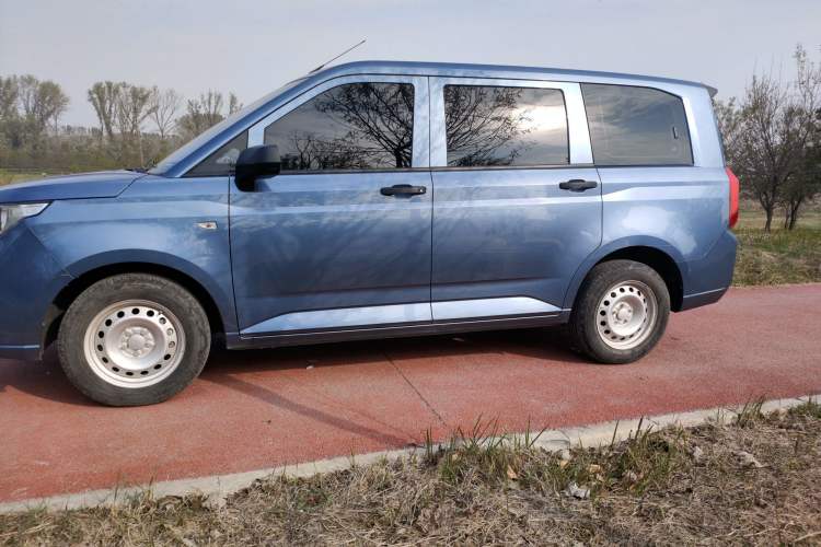 Used Wuling Hongguang PLUS 2020 1.5L Manual Standard Edition 5 Seats Exterior 3