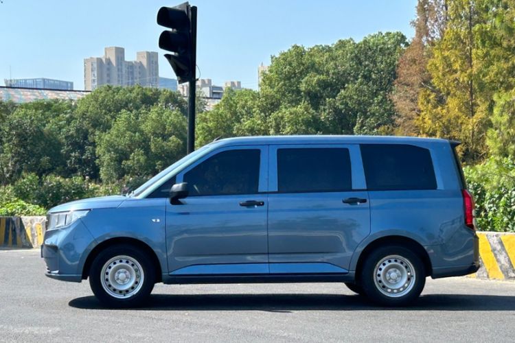 Used Wuling Hongguang PLUS 2020 1.5L Manual Standard Edition 5 Seats Exterior 3