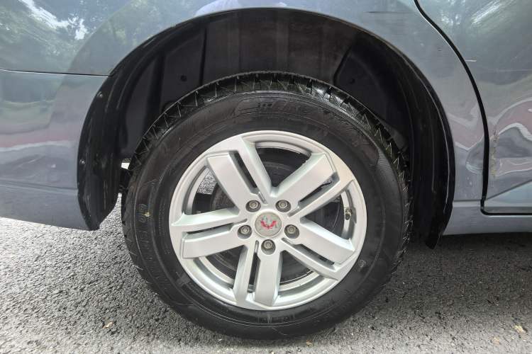 Used Wuling Hongguang PLUS 2020 1.5L Manual Standard Edition 5 Seats Exterior 8