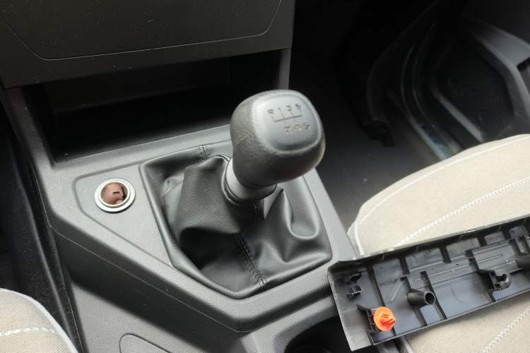 Used Wuling Hongguang PLUS 2020 1.5L Manual Standard Edition 5 Seats Gear Lever