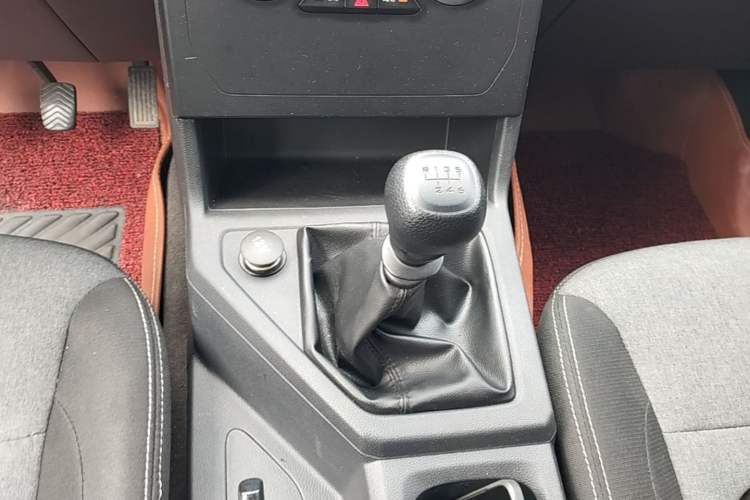 Used Wuling Hongguang PLUS 2020 1.5L Manual Standard Edition 7-Seater Gear Lever