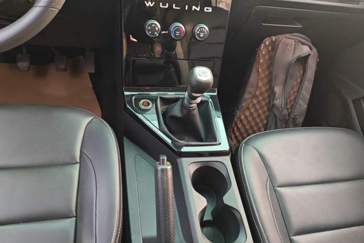 Used Wuling Hongguang PLUS 2020 1.5L Manual Comfort 7-Seater Gear Lever