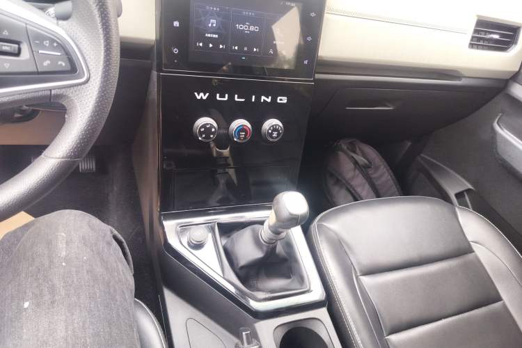 Used Wuling Hongguang PLUS 2020 1.5L Manual Comfort 7-Seater Gear Lever