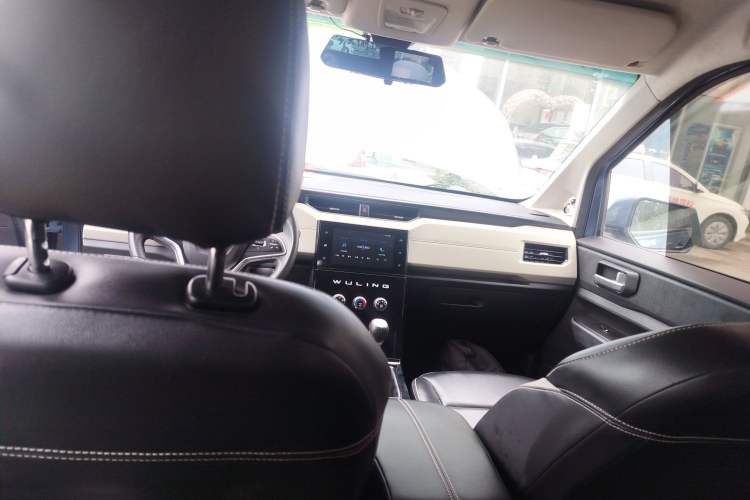 Used Wuling Hongguang PLUS 2020 1.5L Manual Comfort 7-Seater Headliner
