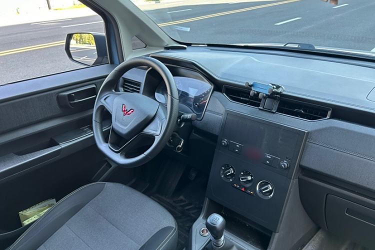 Used Wuling Hongguang PLUS 2020 1.5L Manual Standard Edition 5 Seats Interior 10