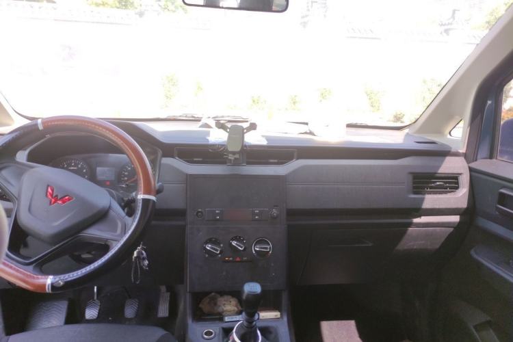 Used Wuling Hongguang PLUS 2020 1.5L Manual Standard Edition 5 Seats Interior 2