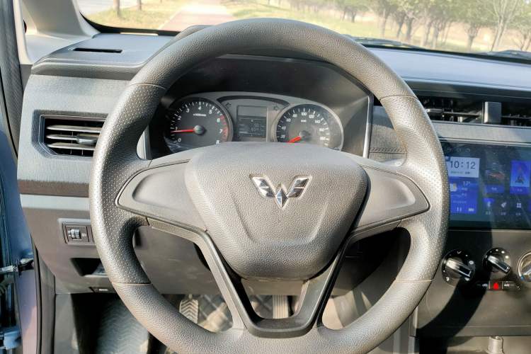Used Wuling Hongguang PLUS 2020 1.5L Manual Standard Edition 5 Seats Interior 2