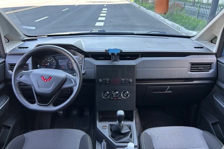 Used Wuling Hongguang PLUS 2020 1.5L Manual Standard Edition 5 Seats Interior 2