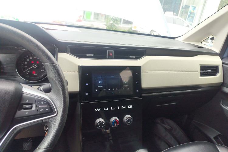 Used Wuling Hongguang PLUS 2020 1.5L Manual Comfort 7-Seater Interior 2
