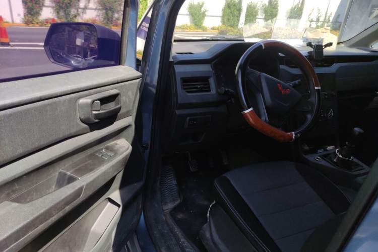 Used Wuling Hongguang PLUS 2020 1.5L Manual Standard Edition 5 Seats Interior 3