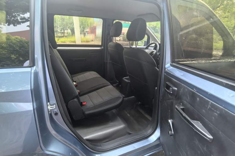 Used Wuling Hongguang PLUS 2020 1.5L Manual Standard Edition 5 Seats Interior 3