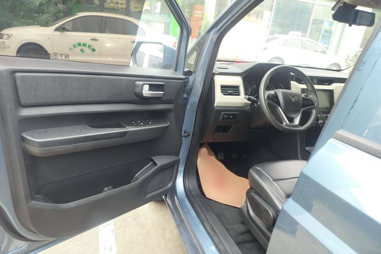 Used Wuling Hongguang PLUS 2020 1.5L Manual Comfort 7-Seater Interior 3