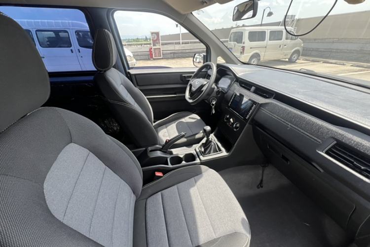 Used Wuling Hongguang PLUS 2020 1.5L Manual Standard Edition 7-Seater Interior 3