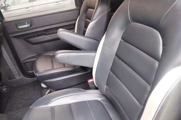 Used Wuling Hongguang PLUS 2020 1.5L Manual Comfort 7-Seater Interior 4
