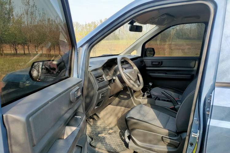 Used Wuling Hongguang PLUS 2020 1.5L Manual Standard Edition 5 Seats Interior 6