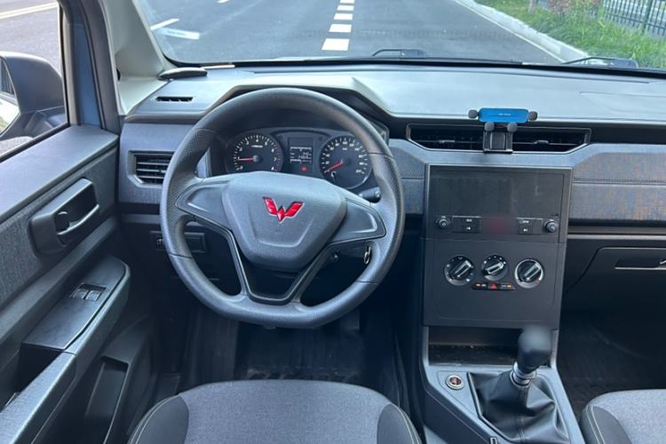 Used Wuling Hongguang PLUS 2020 1.5L Manual Standard Edition 5 Seats Interior 9