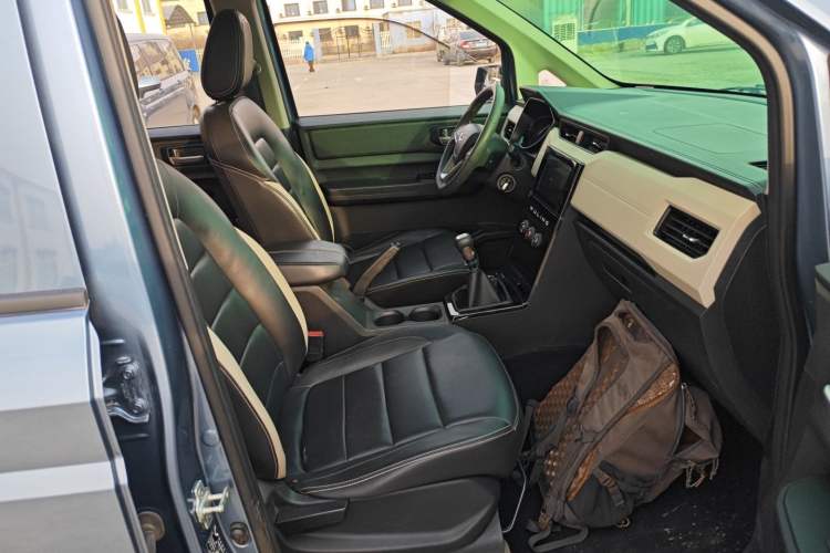 Used Wuling Hongguang PLUS 2020 1.5L Manual Comfort 7-Seater Right Front Seat