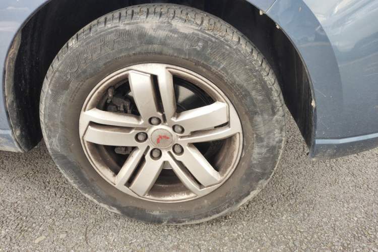 Used Wuling Hongguang PLUS 2020 1.5L Manual Standard Edition 5 Seats Right Front Wheel Hub