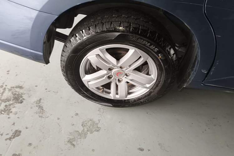 Used Wuling Hongguang PLUS 2020 1.5L Manual Standard Edition 5 Seats Right Rear Wheel Hub