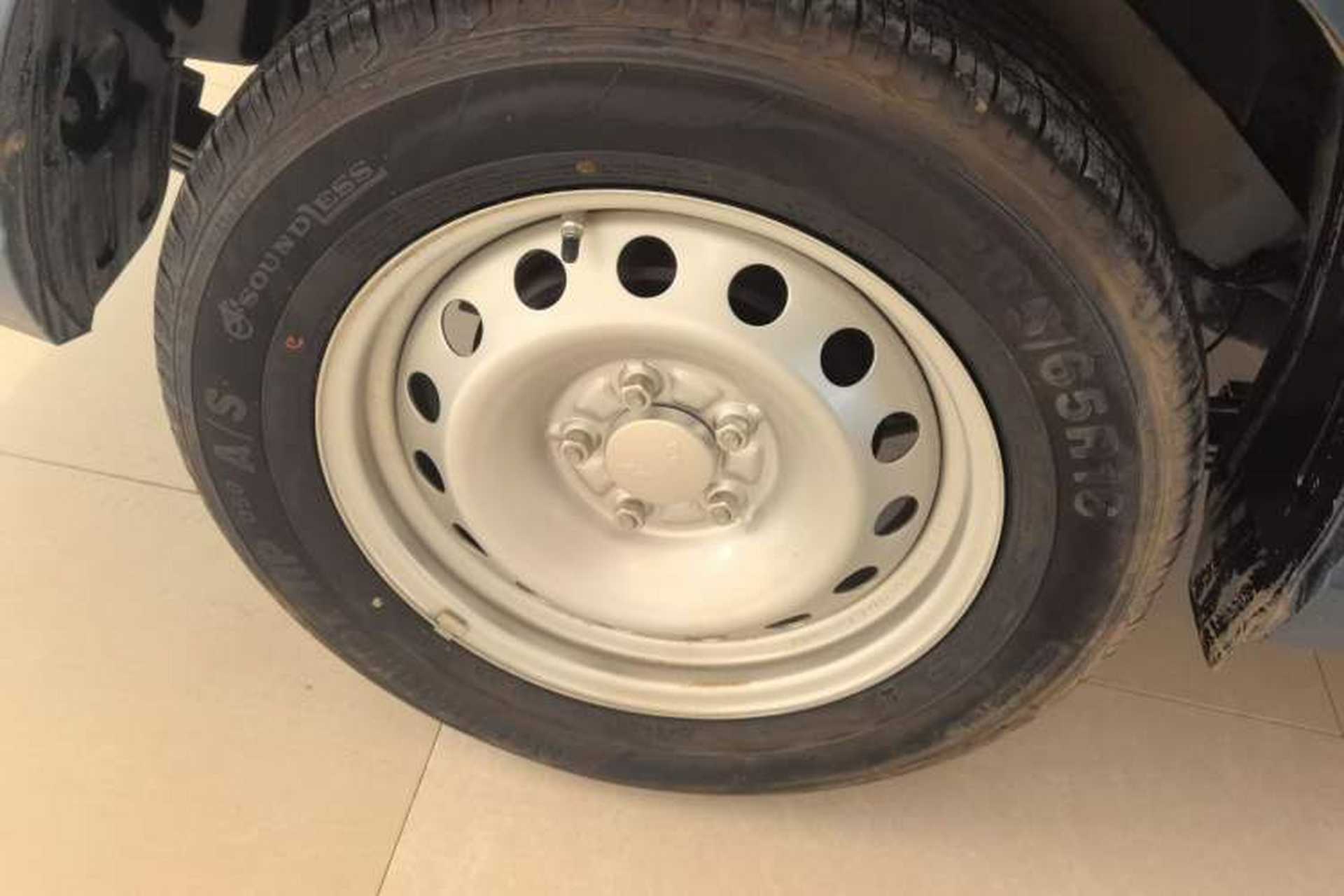 Used Wuling Hongguang PLUS 2020 1.5L Manual Standard Edition 5 Seats Right Rear Wheel Hub