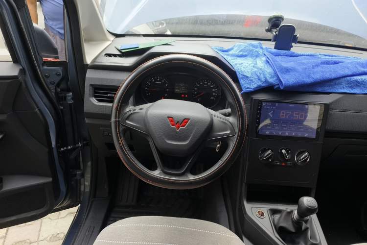 Used Wuling Hongguang PLUS 2020 1.5L Manual Standard Edition 5 Seats Steering Wheel