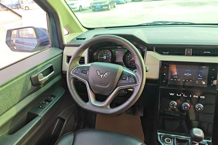 Used Wuling Hongguang PLUS 2020 1.5L Manual Comfort 7-Seater Steering Wheel