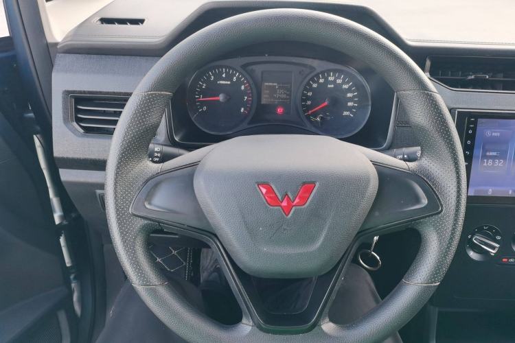 Used Wuling Hongguang PLUS 2020 1.5L Manual Standard Edition 5 Seats Steering Wheel