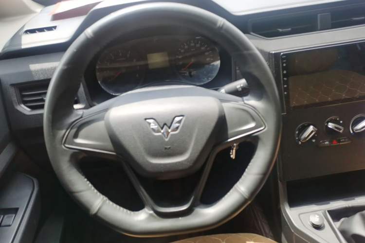 Used Wuling Hongguang PLUS 2020 1.5L Manual Standard Edition 5 Seats Steering Wheel