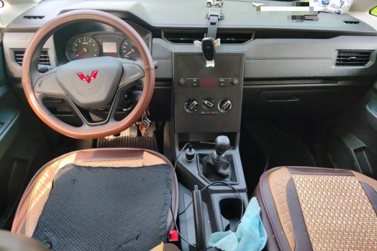 Used Wuling Hongguang PLUS 2020 1.5L Manual Standard Edition 5 Seats Center Console