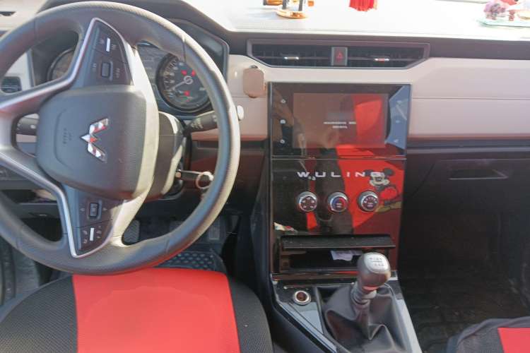 Used Wuling Hongguang PLUS 2020 1.5L Manual Comfort 7-Seater Center Console