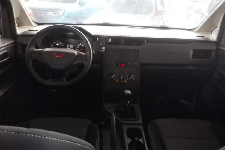 Used Wuling Hongguang PLUS 2020 1.5L Manual Standard Edition 7-Seater Center Console