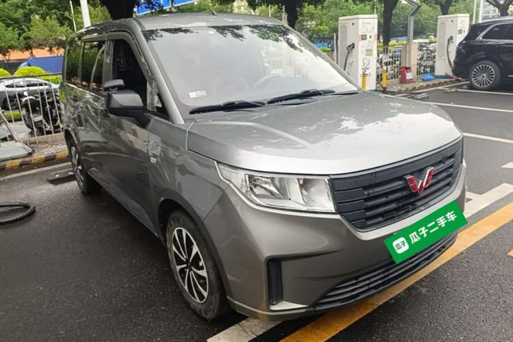 Used Wuling Hongguang PLUS 2020 1.5L Manual Standard Edition 5 Seats Front Right 45 Deg
