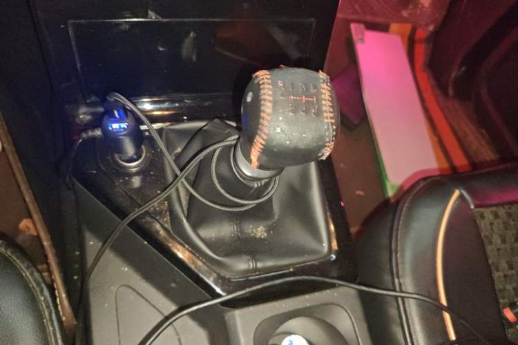 Used Wuling Hongguang PLUS 2020 1.5L Manual Comfort 7-Seater Gear Lever
