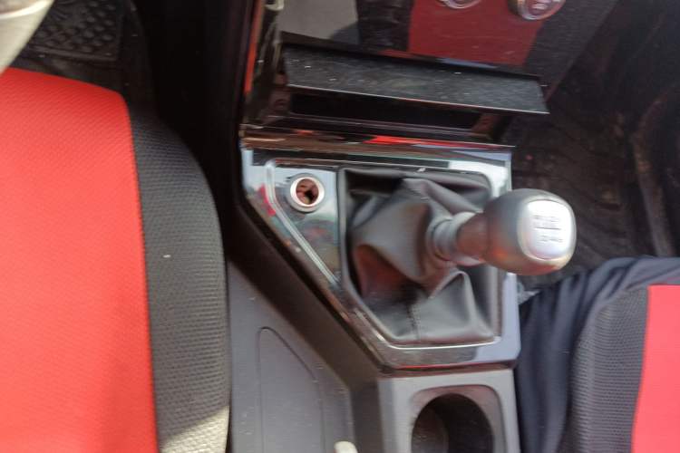 Used Wuling Hongguang PLUS 2020 1.5L Manual Comfort 7-Seater Gear Lever