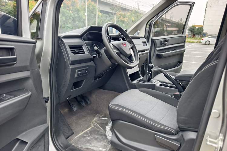 Used Wuling Hongguang PLUS 2020 1.5L Manual Standard Edition 7-Seater Interior 1