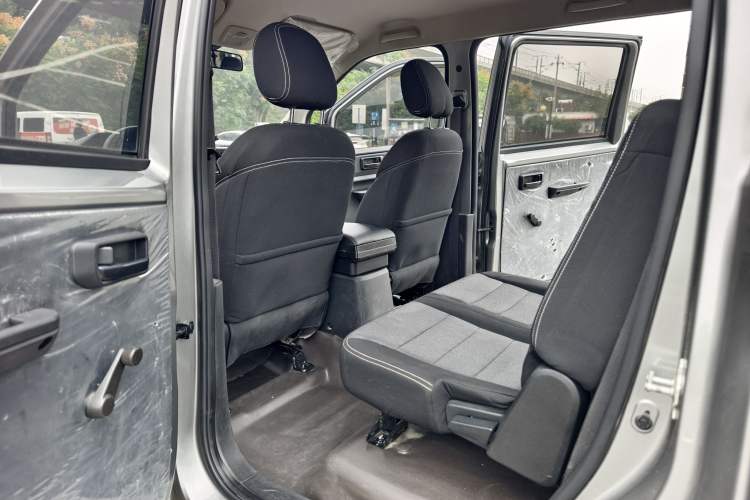Used Wuling Hongguang PLUS 2020 1.5L Manual Standard Edition 7-Seater Interior 2