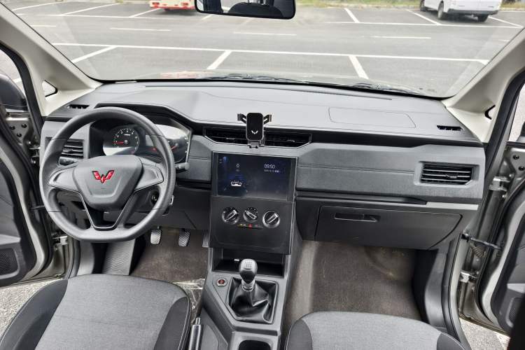Used Wuling Hongguang PLUS 2020 1.5L Manual Standard Edition 7-Seater Interior 3