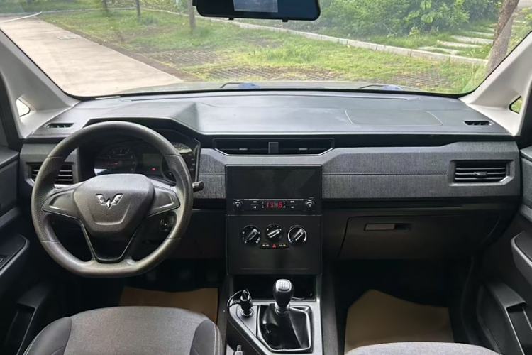Used Wuling Hongguang PLUS 2020 1.5L Manual Standard Edition 5 Seats Interior 6
