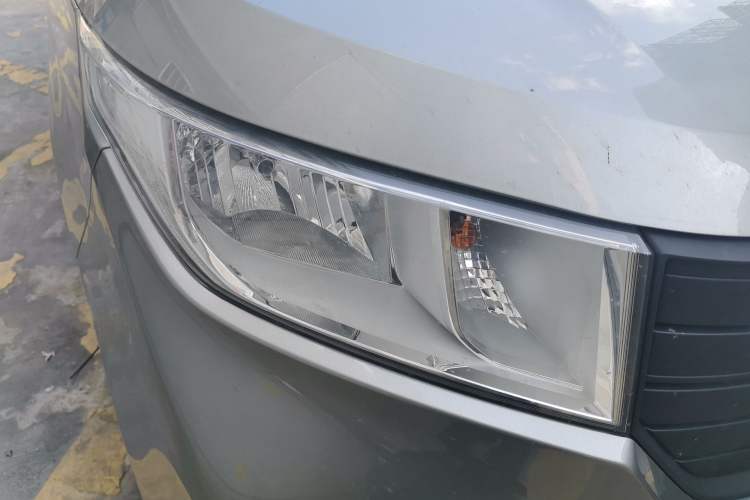 Used Wuling Hongguang PLUS 2020 1.5L Manual Standard Edition 5 Seats Right Front Headlight