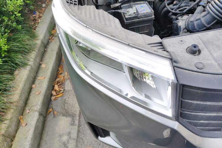 Used Wuling Hongguang PLUS 2020 1.5L Manual Standard Edition 5 Seats Right Front Headlight