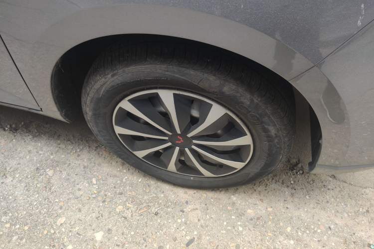 Used Wuling Hongguang PLUS 2020 1.5L Manual Standard Edition 5 Seats Right Front Wheel Hub