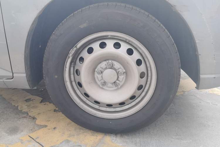 Used Wuling Hongguang PLUS 2020 1.5L Manual Standard Edition 5 Seats Right Front Wheel Hub