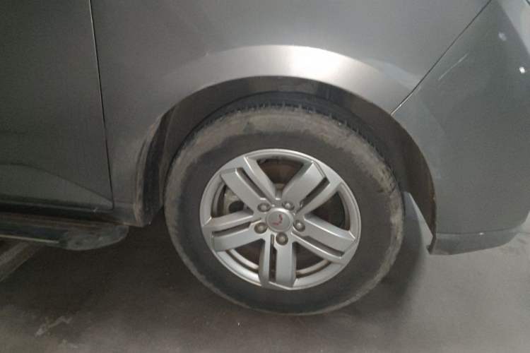Used Wuling Hongguang PLUS 2020 1.5L Manual Comfort 7-Seater Right Front Wheel Hub