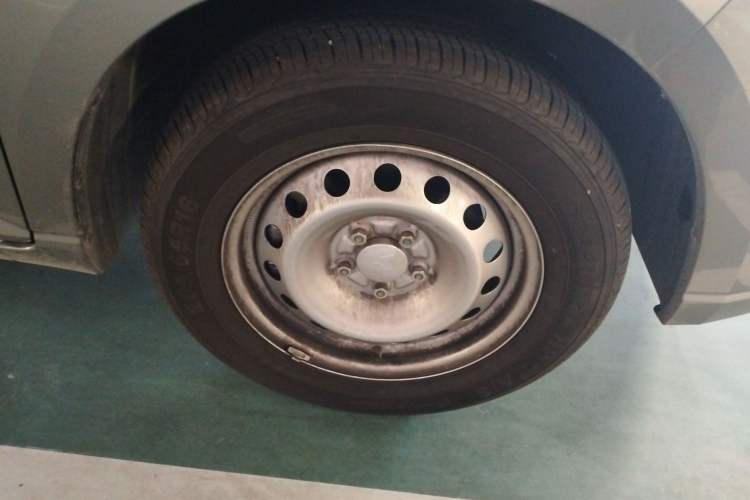 Used Wuling Hongguang PLUS 2020 1.5L Manual Standard Edition 5 Seats Right Front Wheel Hub