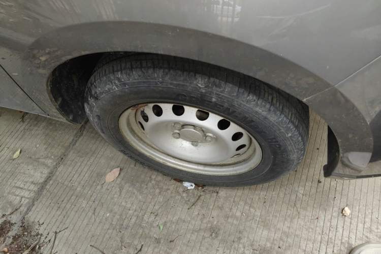 Used Wuling Hongguang PLUS 2020 1.5L Manual Standard Edition 5 Seats Right Front Wheel Hub