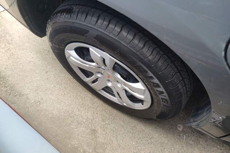 Used Wuling Hongguang PLUS 2020 1.5L Manual Standard Edition 5 Seats Right Rear Wheel Hub
