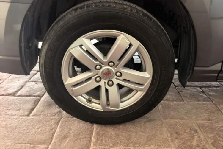 Used Wuling Hongguang PLUS 2020 1.5T Manual Commercial Vehicle 7 Seats Right Rear Wheel Hub