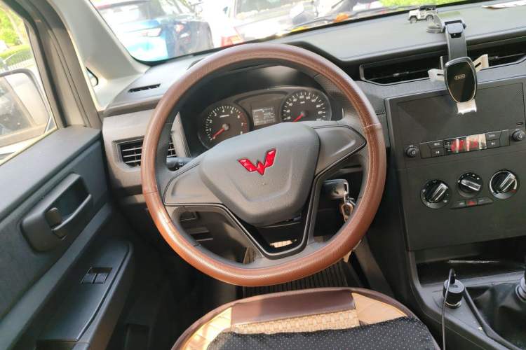 Used Wuling Hongguang PLUS 2020 1.5L Manual Standard Edition 5 Seats Steering Wheel
